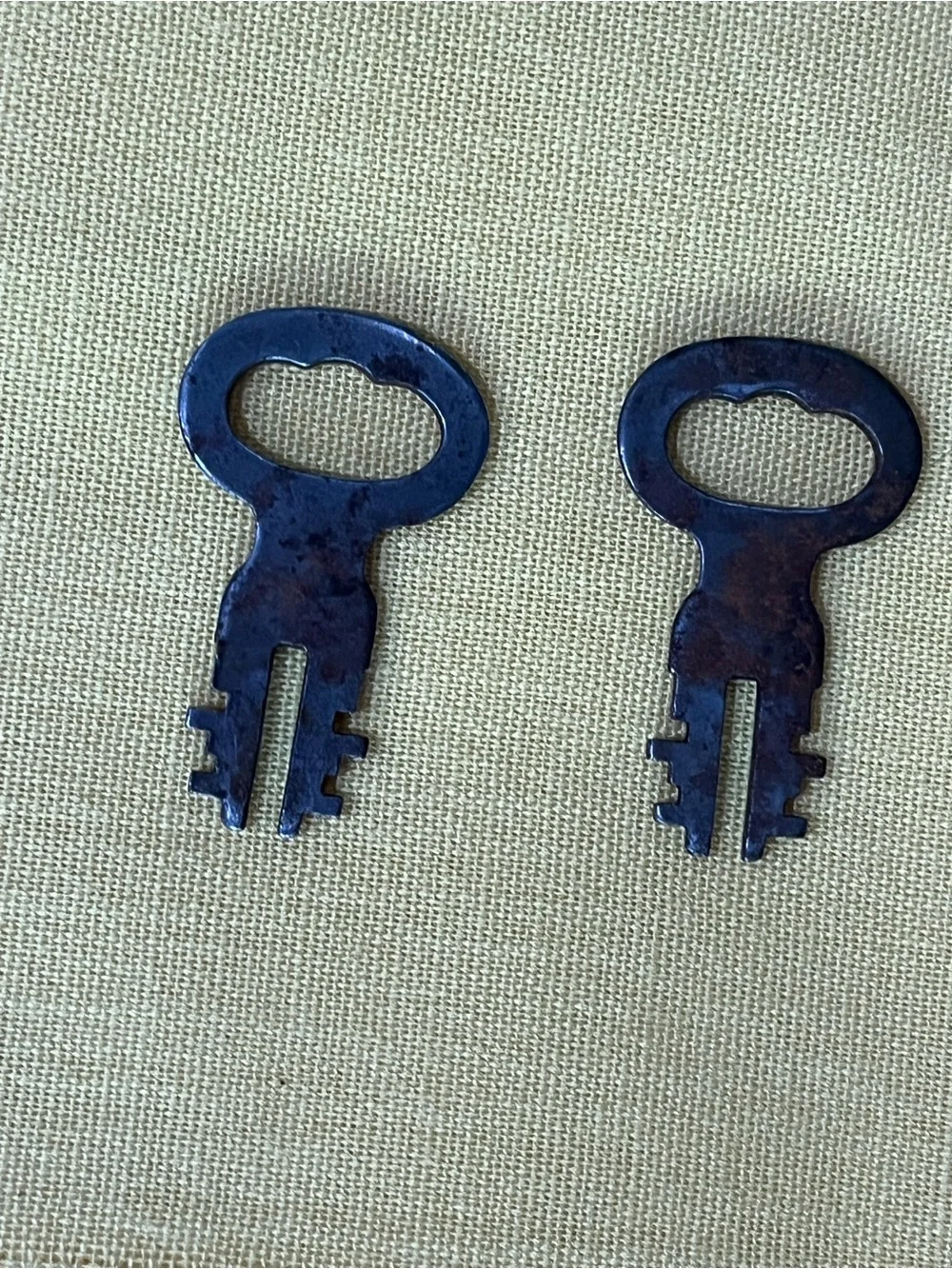 Antique Iron Pancake Padlock with 2 Working Keys! Vtg Industrial Decor